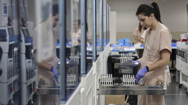 El laboratorio de an�lisis cl�nicos del Chus, en una imagen de archivo. El plan contempla que cuando una persona acuda a consulta y su m�dico le pida cualquier anal�tica, en los grupos de riesgo saldr� marcado por defecto el VIH. Pedir� el consentimiento al paciente y podr� realizarle la prueba.