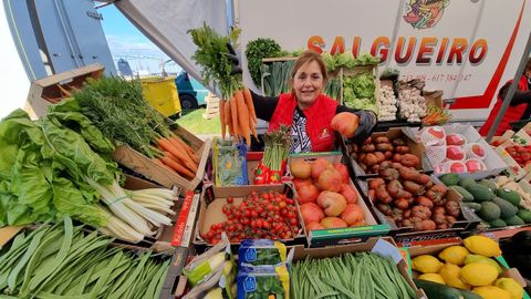 La frutera Ana, en Cambados, dudaba sin quitarse o no la mascarilla