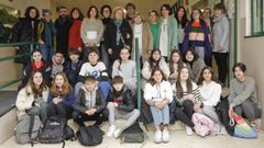 Los profesores y alumnos que participan en el proyecto de convivencia se reunieron ayer para una foto de familia