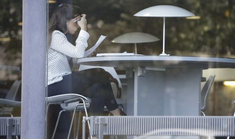 Estudiante en una biblioteca.Estudiante en una biblioteca