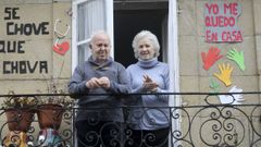 Eugenio y Carmen en el balc�n de su casa durante el confinamiento
