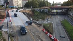 Calzada alternativa ya en servicio construida para evitar la circulaci�n por la Trinchera, con el paso que ser� derribado a la derecha de la imagen.