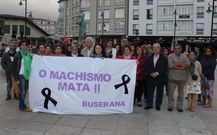 Los concentrados, en torno al monumento a la mujer. 