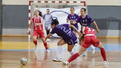 Candela Soria es dificultada por una jugadora del conjunto madrile�o