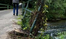 El puente de acceso a la aldea, que se inunda a menudo, est� en unas condiciones deplorables. 