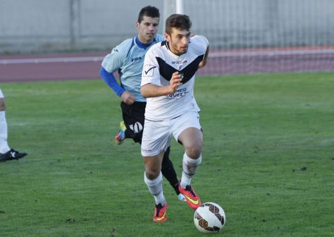 Adri�n Armesto trajo en jaque a los laterales del Riveira, que no supieron como pararlo. 