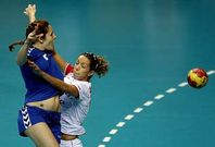 Bego�a Fern�ndez -de blanco- ya fue elegida mejor p�vot del pasado campeonato de Europa