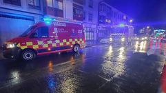 Personal del 112 y de Emerxencias de Bri�n, en el lugar del atropello de la calle Alcalde Lorenzo, en Bertamir�ns (Ames)