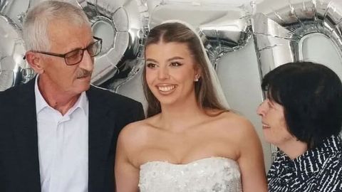 Adna, con sus padres, durante su boda.
