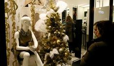 <span lang= es-es >El vestido, imprescindible</span>. El ambiente previo a la Nochevieja se respira tambi�n en los escaparates. Este, de la tienda Coc�, gan� el primer premio del concurso de la C�mara de Comercio.