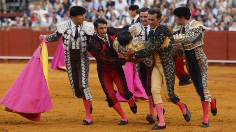 Morante de la Puebla sufri� una grave cogida en la plaza de la Maestranza en Sevilla
