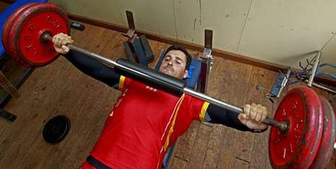 Cal carga la piragua antes de entrenar en el r�o Cobo, y en la orilla se levanta el gimnasio donde tambi�n se ejercita