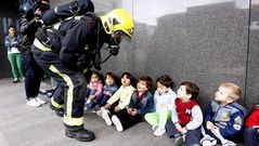 Aprendices de bomberos en la guarder�a