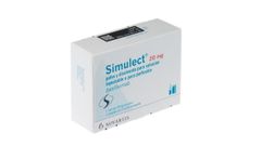 El envase de Simulect 20 mg incluye un vial con polvo, sobre el que no hay ninguna alerta, y una ampolla, como la de los lotes afectados