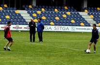 El presidente granate, Mauricio Rodr�guez, junto a Milo Abelleira durante el entrenamiento de ayer.