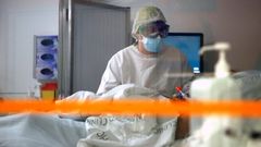  Profesionales sanitarios trabajan en una de las UCI del Hospital Cl�nic de Barcelona para pacientes covid