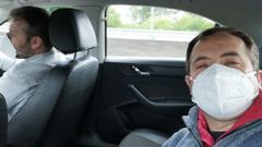 David Gil Lopez, taxista, lleva hoy por la ma�ana a Oporto a Xos� Abelenda, que tras tres meses vuelve a Suiza tras lograr un vuelo. En total, viajar� unas 12 horas