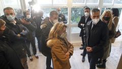 La ministra Raquel S�nchez, en el centro de la imagen, visitando un piso reci�n rehabilitado en el centro de Ferrol, acompa�ada por el alcalde, �ngel Mato, y el secretario general del PSdeG, Valent�n Gonz�lez Formoso, entre otras personas