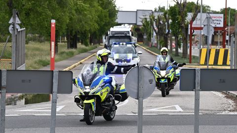 Un autob�s transporta a los ciudadanos espa�oles que se encontraban en el crucero MV Hondius este domingo desde la Base A�rea de Torrej�n hasta el Hospital G�mez Ulla . El avi�n militar con los catorce espa�oles que han sido desembarcados este domingo en Tenerife del crucero MV Hontius afectado por un brote de hantavirus ha aterrizado a las 15:00 horas en la base a�rea de Torrej�n (Madrid), desde donde ser�n conducidos al Hospital G�mez Ulla para ponerse en cuarentena.