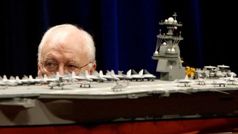 Dick Cheney, semioculto tras una maqueta de un portaaviones en enero del 2007 en el Pentágono. Cheney fue un símbolo del poder ejercido desde la segunda línea