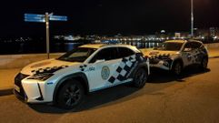 Coches patrulla de la Polic�a Local de noche en el puerto de Sanxenxo