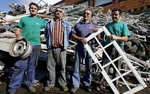 De esquerda a dereita, Jos� Luis, Manuel, Eduardo e o fillo deste, nun lateral da nave da Laxe