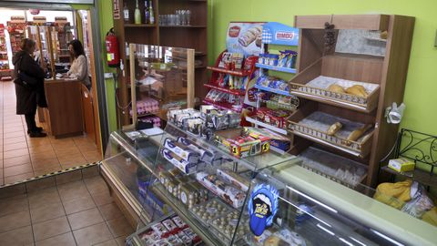La tienda de alimentaci�n Santalla, en primer plano, est� unida al estanco de Canido.