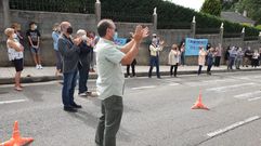 Un grupo de vecinos aplauden a los mayores y a los trabajadores frente a la residencia, en un homenaje que se celebr� el 19 de septiembre