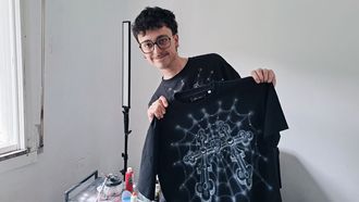 Brais Lestn junto a una camiseta de su marca, Ouriso.