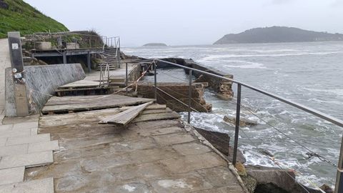 En im&aacute;genes, el mar arranca parte del muro de la cet&aacute;rea de Baiona