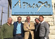 De izquierda a derecha: Carlos Abalde, Pablo Fern�ndez, Patricio Fern�ndez, Manuel Santos y Javier D�az, con terrenos en el pol�gono, conf�an y trabajan para poder mantener los empleos. 