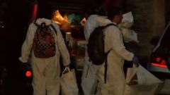 Varias agentes registrando los domicilios de Javier Ledo