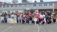La representaci�n del Obradoiro se hizo la foto de grupo con alumnos y profesores del Colegio de Ponte Carreira