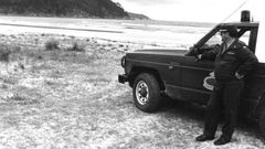 La Guardia Civil vigilando esas playas en 1991 ante la aparici�n de fardos.