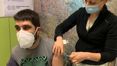 Para aprovechar la vacuna de AstraZeneca, no recomendada para mayores de 65, el Sergas comenz� a vacunar el pasado 23 de enero a los profesores. En la imagen, una sanitaria del Hospital Cl�nico de Santiago inyecta la primera dosis a un docente