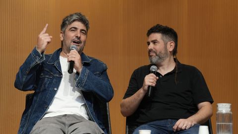 Los integrantes de Estopa, David Mu&ntilde;oz (i) y Jos&eacute; Manuel Mu&ntilde;oz (d), a su llegada a una rueda de prensa, a 13 de octubre de 2026, en Barcelona.