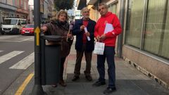 Aida Men�ndez, Francisco Rodr�guez y Manuel Eiriz, miembros de la directiva de la asociaci�n, junto a una de las flechas amarillas que pintaron en el casco urbano y que han motivado la sanci�n