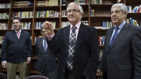 El secretario de la Audiencia de Sevilla, Luis Revilla, muestra la bola con el n�mero 1 correspondiente a la secci�n primera que preside el ex alto cargo de la Junta de Andaluc�a, Pedro Izquierdo (a la izquierda)