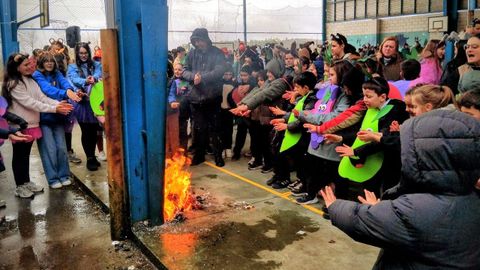 A festa de entroido do colexio Virxe do Monte rematou coa queima do Meco