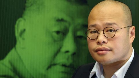 Sebastien Lai, ante una imagen de su padre