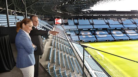 El alcalde de Vigo, Abel Caballero, y la presidenta del Celta, Mari�n Mouri�o, en Bala�dos.