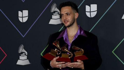 C. Tangana posa con sus tres premios en los Grammy Latinos