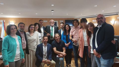La nueva corporacin de Sarria al final del pleno de constitucin, excepto los tres concejales del PSOE