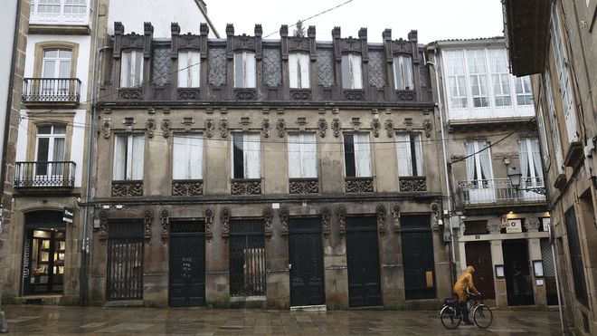 La Casa de Cotos, en el n�mero 19 de Casas Reais, es uno de los edificios de referencia del modernismo compostelano. Fue construida entre los a�os 1913 y 1914 tras el derribo de otro inmueble de alto valor patrimonial, el pazo de los condes de Priegue, de estilo barroco compostelano. Su rehabilitaci�n costar� 1,65 millones de euros.