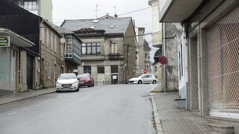 Vista de la calle Rosalía de Castro, con la avenida da Coruña al fondo 