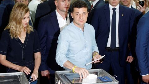 Zelenski depositando su voto