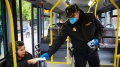 Reparto de mascarillas a los ourensanos en la Alameda