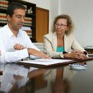 Alfonso Villares y Bego�a Alonso presentaron los folletos con las tres rutas de senderismo en Cervo. 