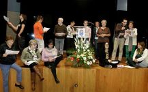 Miembros de Teatro no Garaxe, el viernes en un ensayo en el auditorio. 