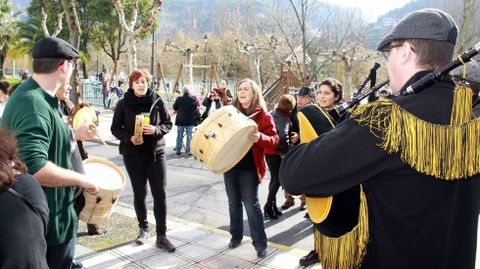 O Barco se rindi al botelo.Varias agrupaciones se encargaron de los pasacalles y por la tarde habr cantos de taberna